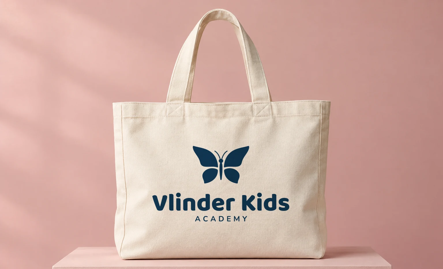 Proposta visual de um saco com o logótipo da Vlinder Kids Academy.