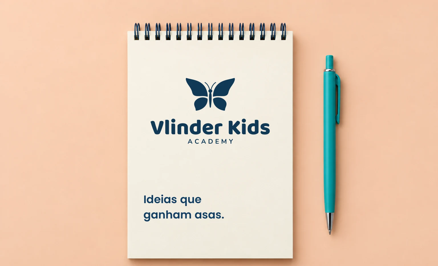 Proposta visual de um caderno com o logótipo da Vlinder Kids Academy.